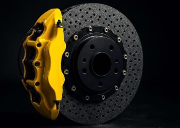 دیسک ترمز سرامیکی با کالیپر زرد و سوراخ های خنک کاری