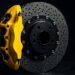 دیسک ترمز سرامیکی با کالیپر زرد و سوراخ های خنک کاری