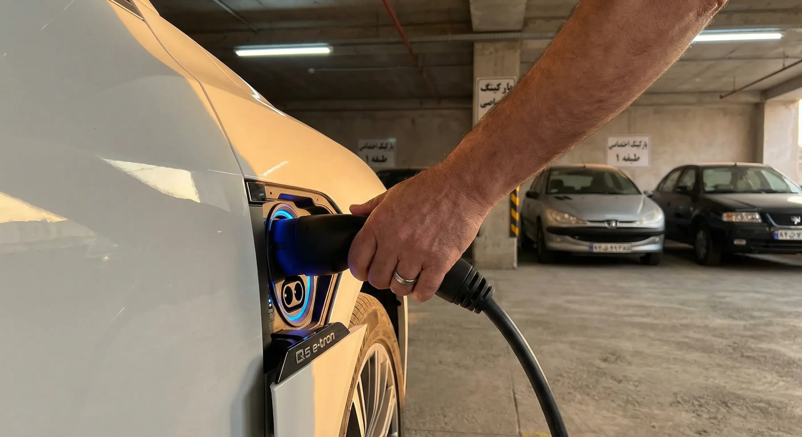 شارژ خودروی برقی در پارکینگ خانگی ایران با کابل شارژر استاندارد